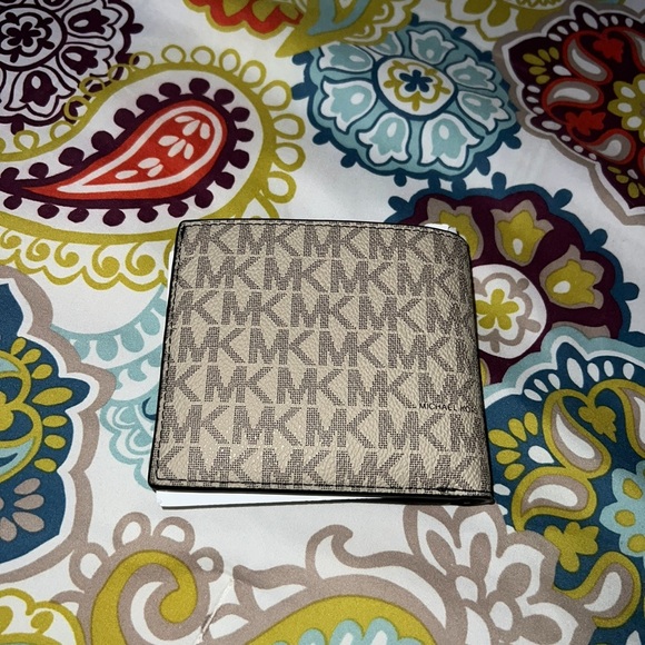 Michael Kors Wallet - Picture 2 of 7